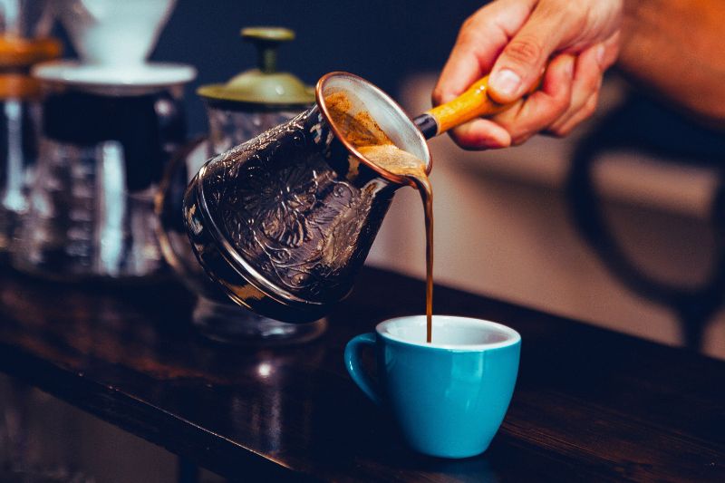 O tipo de café e comida que você serve pode inspirar elementos visuais para o seu logotipo.