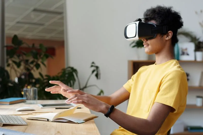 Com o avanço da realidade aumentada (AR) e da realidade virtual (VR), os designers terão novas ferramentas para criar experiências imersivas e interativas.