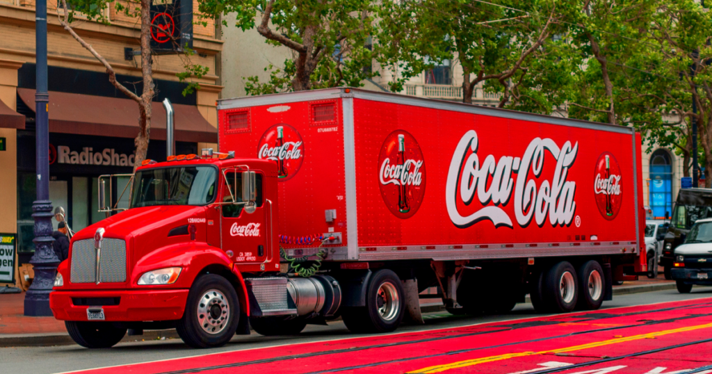 O branding é crucial porque ajuda a estabelecer a identidade da marca no mercado. O branding de marcas famosas, como a Coca-Cola, é mais memorável e tende a ter uma base de clientes fiel.