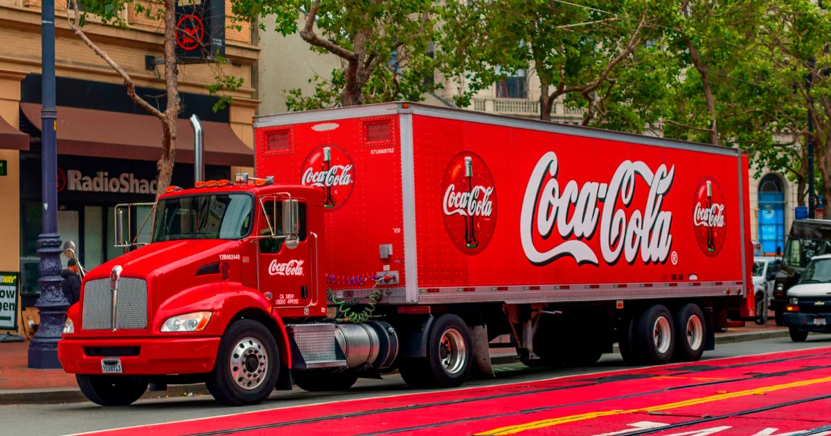 O branding é crucial porque ajuda a estabelecer a identidade da marca no mercado. O branding de marcas famosas, como a Coca-Cola, é mais memorável e tende a ter uma base de clientes fiel.